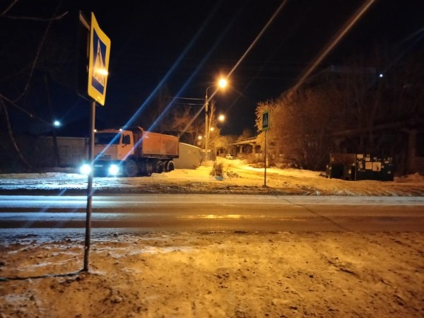 Пешеходный переход, который завалили снегом в Омске, расчистили
Пешеходный переход, который завалили снегом в Омске, расчистили