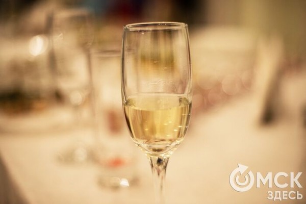 Новогодний стол так и манит. Как есть, чтобы не переесть