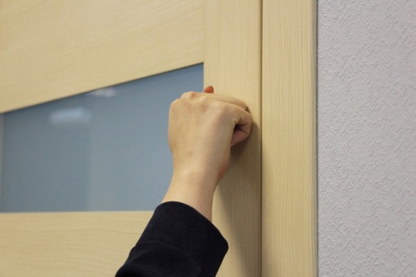 
									Жители омского дома не могут выйти из квартир из-за прорванной канализации  