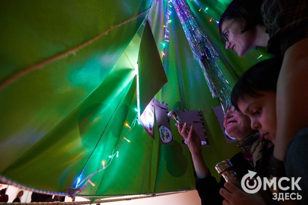 Оливье, футбол и винил. В Омске открылась выставка авторской ёлки "ПодЕЛЬники-5"