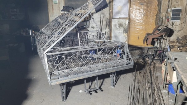 На улице Омска замечен белый рояль