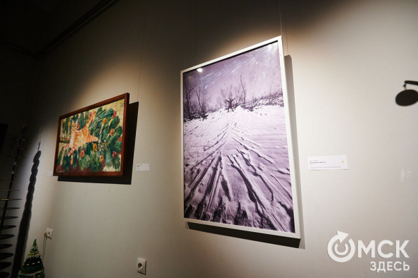 Оливье, футбол и винил. В Омске открылась выставка авторской ёлки "ПодЕЛЬники-5"