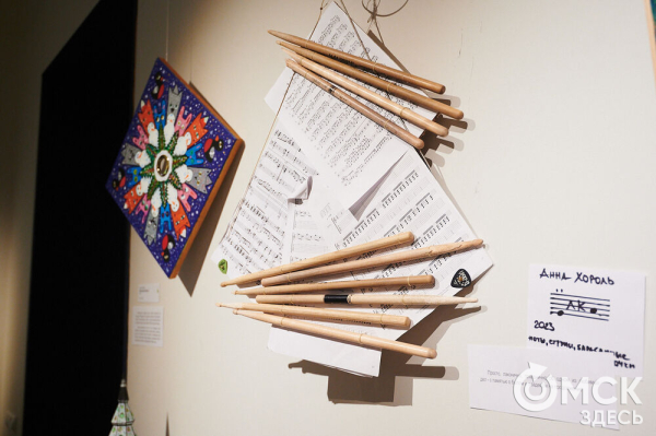 Оливье, футбол и винил. В Омске открылась выставка авторской ёлки "ПодЕЛЬники-5"