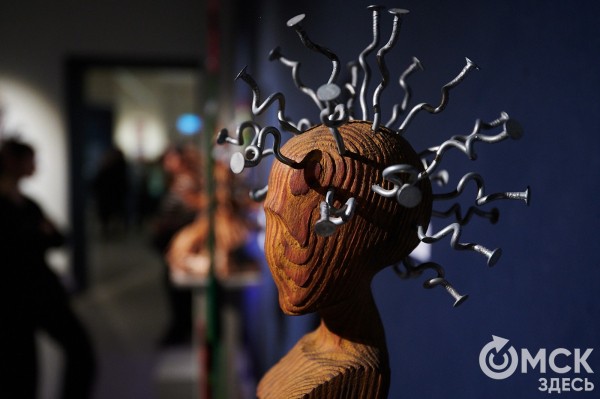 Оливье, футбол и винил. В Омске открылась выставка авторской ёлки "ПодЕЛЬники-5"