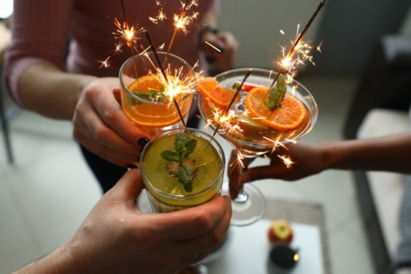 
									Как правильно пить в новогодние праздники и «живым» вернуться на работу? 