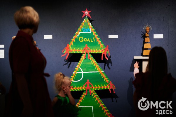 Оливье, футбол и винил. В Омске открылась выставка авторской ёлки "ПодЕЛЬники-5"