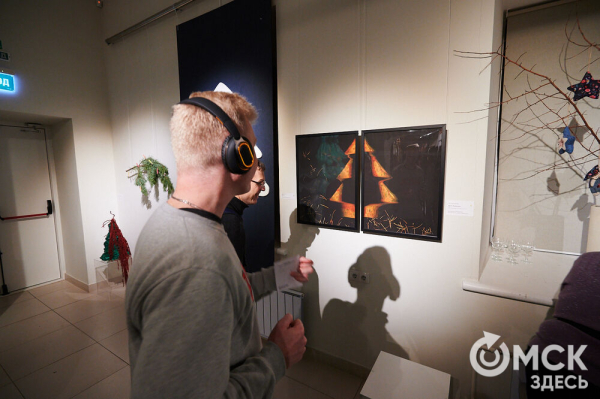 Оливье, футбол и винил. В Омске открылась выставка авторской ёлки "ПодЕЛЬники-5"