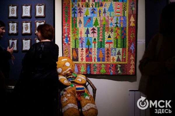 Оливье, футбол и винил. В Омске открылась выставка авторской ёлки "ПодЕЛЬники-5"