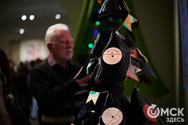 Оливье, футбол и винил. В Омске открылась выставка авторской ёлки "ПодЕЛЬники-5"