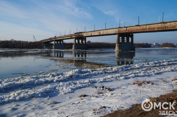 Идея для экстремалов: сморим ледостав на Иртыше за новой барной стойкой прямо на улице