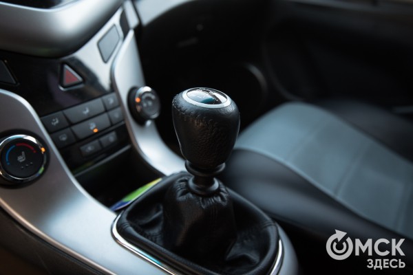 "Убираем ногу с тормоза, добавляем газ". Интервью с инструктором по контраварийной подготовке водителей