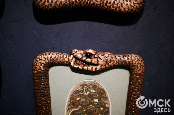 Оливье, футбол и винил. В Омске открылась выставка авторской ёлки "ПодЕЛЬники-5"