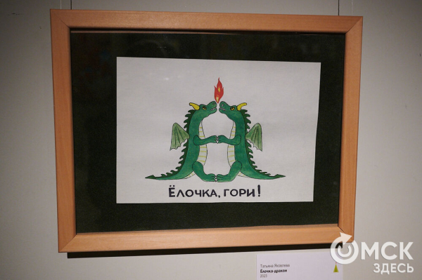 Оливье, футбол и винил. В Омске открылась выставка авторской ёлки "ПодЕЛЬники-5"