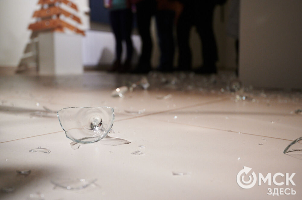 Оливье, футбол и винил. В Омске открылась выставка авторской ёлки "ПодЕЛЬники-5"