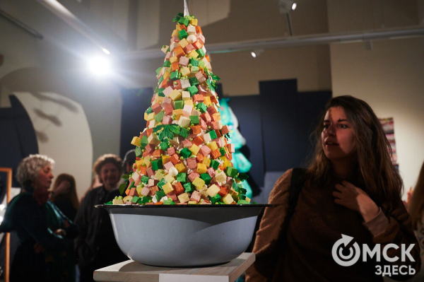 Оливье, футбол и винил. В Омске открылась выставка авторской ёлки "ПодЕЛЬники-5"
