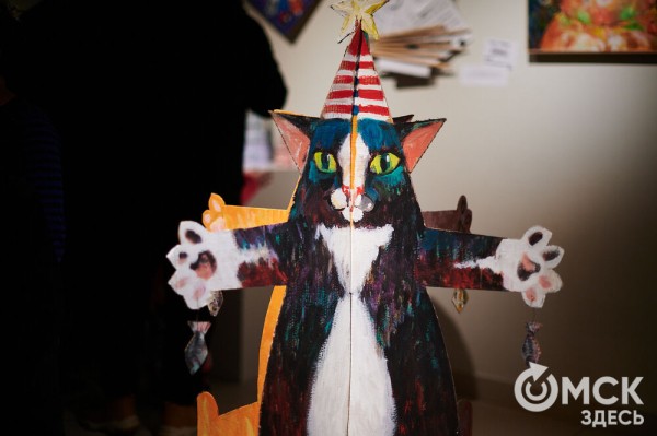 Оливье, футбол и винил. В Омске открылась выставка авторской ёлки "ПодЕЛЬники-5"