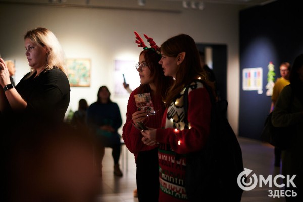 Оливье, футбол и винил. В Омске открылась выставка авторской ёлки "ПодЕЛЬники-5"