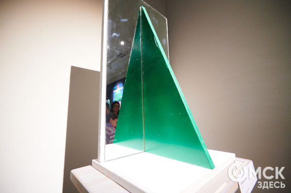 Оливье, футбол и винил. В Омске открылась выставка авторской ёлки "ПодЕЛЬники-5"