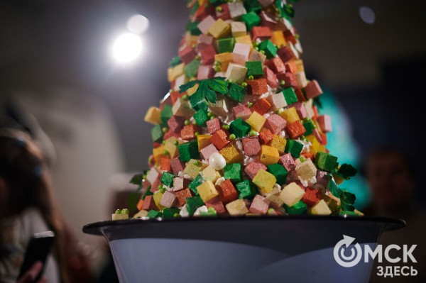 Оливье, футбол и винил. В Омске открылась выставка авторской ёлки "ПодЕЛЬники-5"