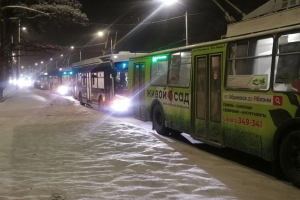 
									В Омске на Красном Пути массово встали троллейбусы  