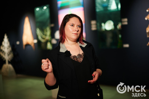 Оливье, футбол и винил. В Омске открылась выставка авторской ёлки "ПодЕЛЬники-5"