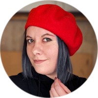 Оливье, футбол и винил. В Омске открылась выставка авторской ёлки "ПодЕЛЬники-5"