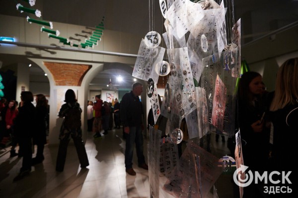 Оливье, футбол и винил. В Омске открылась выставка авторской ёлки "ПодЕЛЬники-5"