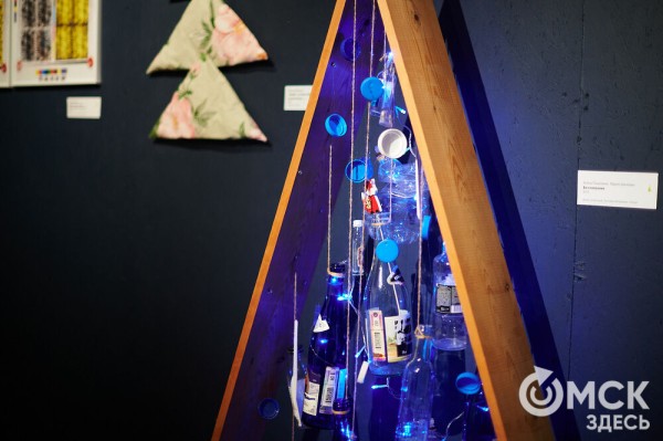 Оливье, футбол и винил. В Омске открылась выставка авторской ёлки "ПодЕЛЬники-5"