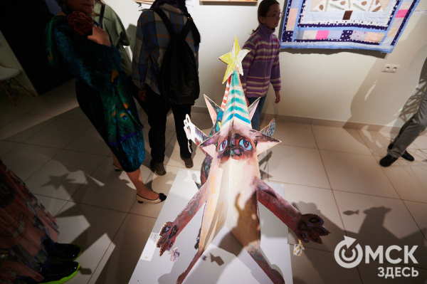 Оливье, футбол и винил. В Омске открылась выставка авторской ёлки "ПодЕЛЬники-5"