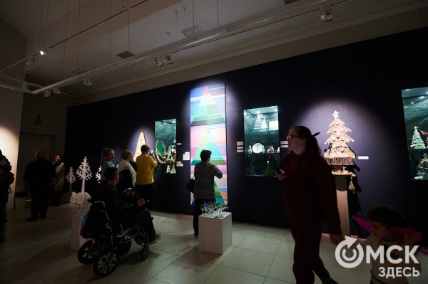 Оливье, футбол и винил. В Омске открылась выставка авторской ёлки "ПодЕЛЬники-5"