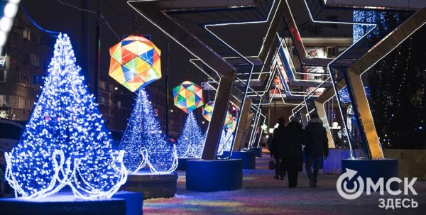 Громко, скучно, одиноко. За что омичи не любят Новый год