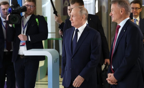 
									Путин заявил Грефу, что тот копает себе яму 