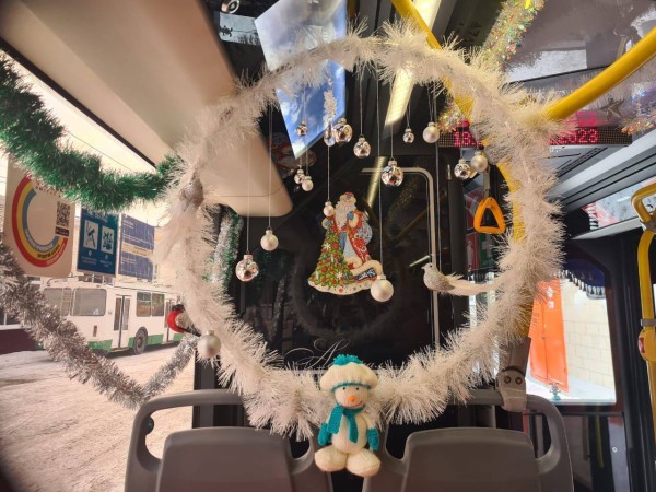 Милота на маршруте: как Снегурочка и дракон создают новогодний вайб в трамвае
