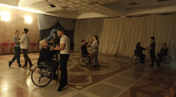 Между льдом и пламенем. Танцоры на колясках представят омичам новый спектакль Между льдом и пламенем. Танцоры на колясках представят омичам новый спектакль