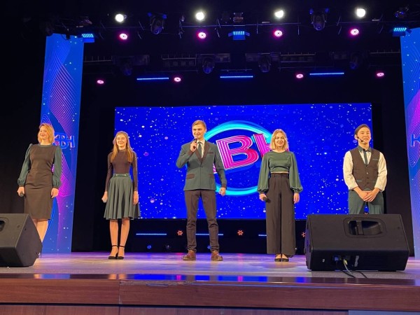 
									«Хахоценко», Шарипзянов и шоу «Возглас»: в Химике» прошел финал Омской лиги КВН 