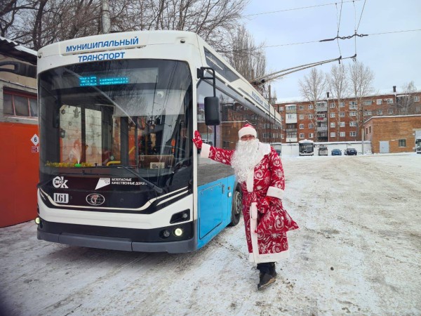Милота на маршруте: как Снегурочка и дракон создают новогодний вайб в трамвае
