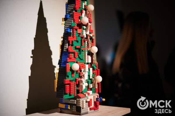 Оливье, футбол и винил. В Омске открылась выставка авторской ёлки "ПодЕЛЬники-5"