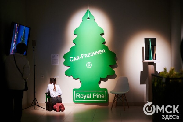 Оливье, футбол и винил. В Омске открылась выставка авторской ёлки "ПодЕЛЬники-5"