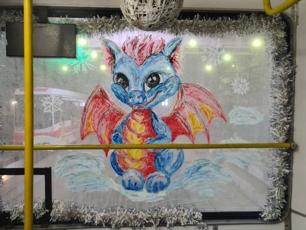 Милота на маршруте: как Снегурочка и дракон создают новогодний вайб в трамвае