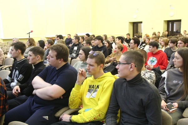 
									Омский вице-губернатор заставил студента сменить непатриотичную футболку  