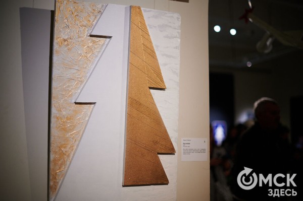 Оливье, футбол и винил. В Омске открылась выставка авторской ёлки "ПодЕЛЬники-5"