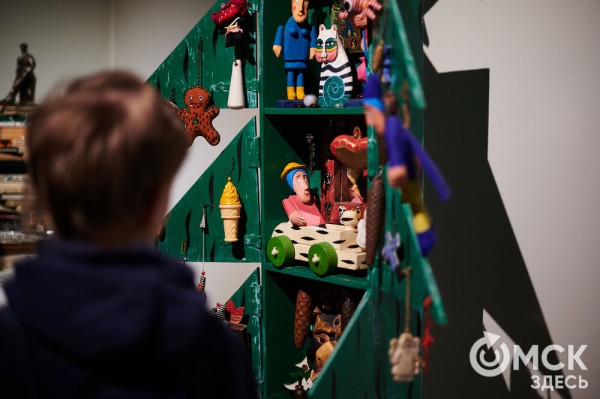 Оливье, футбол и винил. В Омске открылась выставка авторской ёлки "ПодЕЛЬники-5"