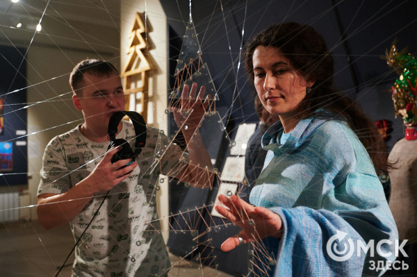 Оливье, футбол и винил. В Омске открылась выставка авторской ёлки "ПодЕЛЬники-5"