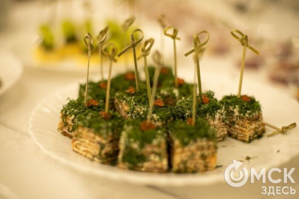 Новогодний стол так и манит. Как есть, чтобы не переесть