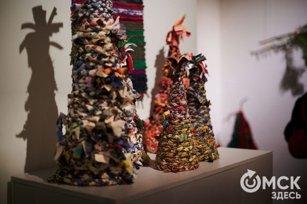 Оливье, футбол и винил. В Омске открылась выставка авторской ёлки "ПодЕЛЬники-5"