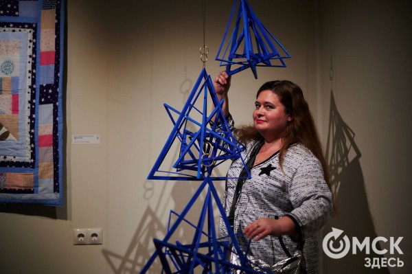 Оливье, футбол и винил. В Омске открылась выставка авторской ёлки "ПодЕЛЬники-5"