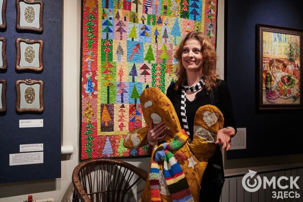 Оливье, футбол и винил. В Омске открылась выставка авторской ёлки "ПодЕЛЬники-5"