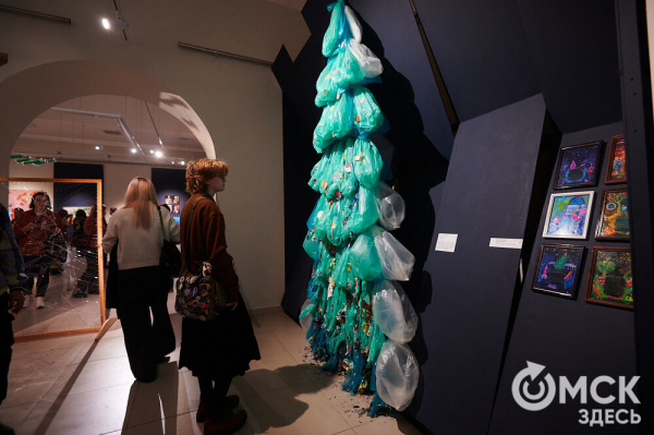 Оливье, футбол и винил. В Омске открылась выставка авторской ёлки "ПодЕЛЬники-5"