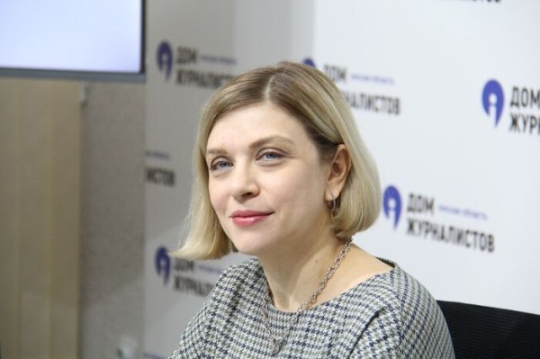 Новогодний стол так и манит. Как есть, чтобы не переесть