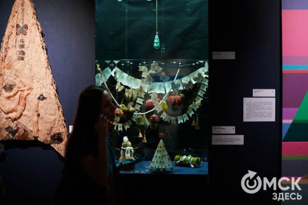 Оливье, футбол и винил. В Омске открылась выставка авторской ёлки "ПодЕЛЬники-5"